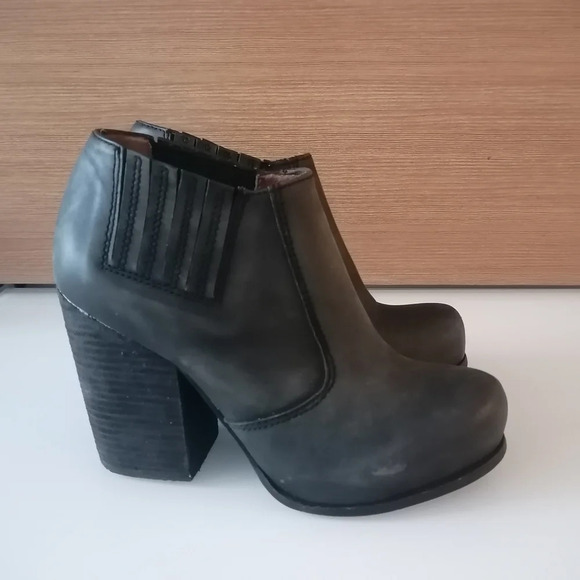 Jeffrey Campbell Yorktown Leather Chunky Heel Booties in Black Rounded Toe 8 - Picture 3 of 16